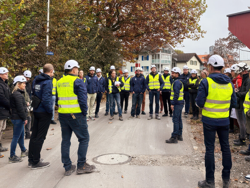 Team-Meeting auf der Baustelle. Wo denn sonst?