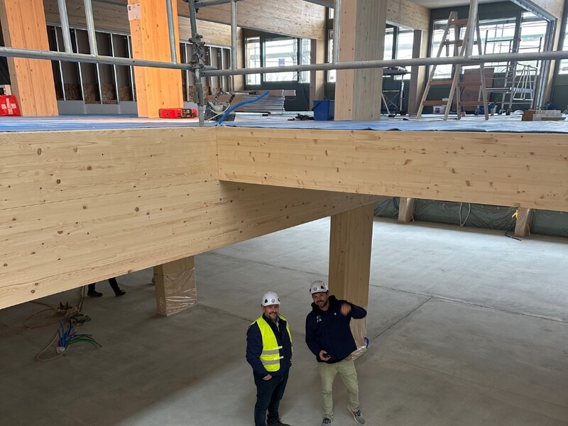 Team-Meeting auf der Baustelle. Wo denn sonst?