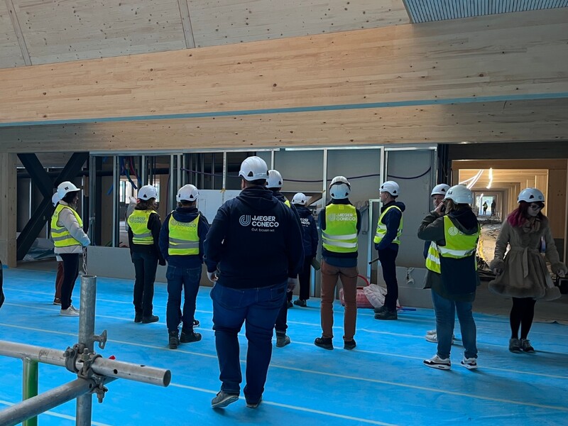 Team-Meeting auf der Baustelle. Wo denn sonst?