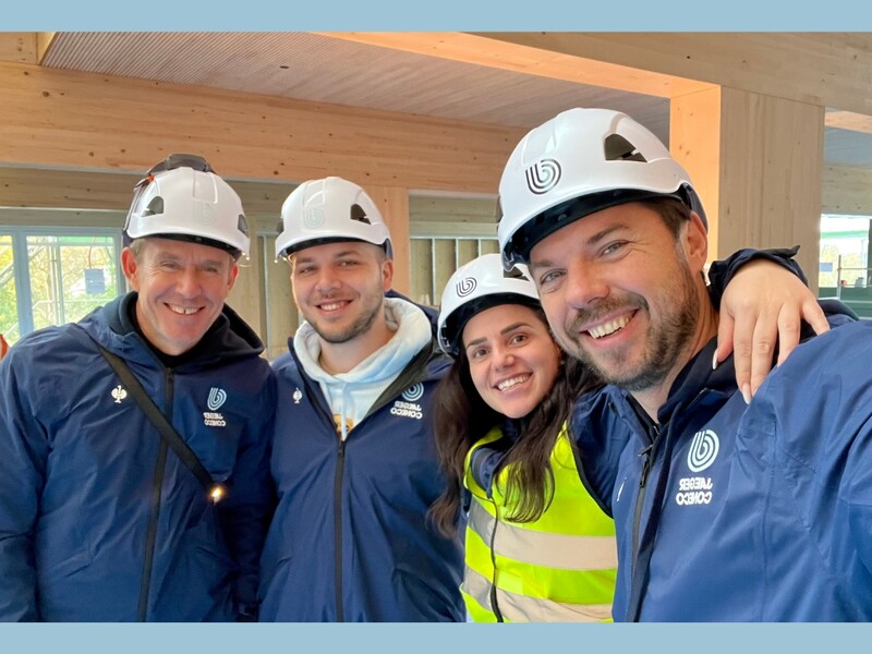 Team-Meeting auf der Baustelle. Wo denn sonst?