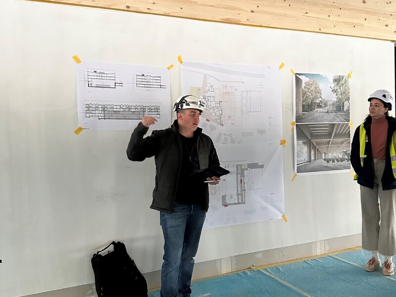 Team-Meeting auf der Baustelle. Wo denn sonst?