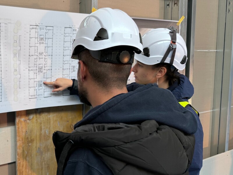 Team-Meeting auf der Baustelle. Wo denn sonst?