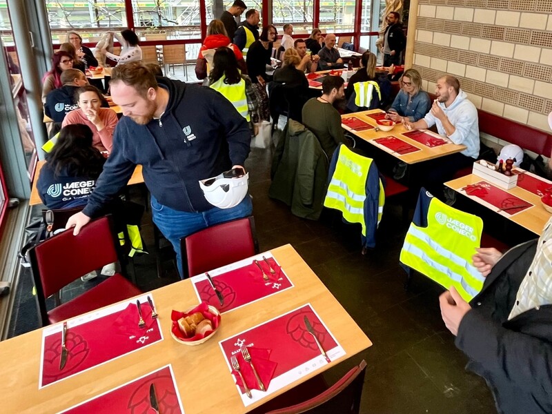 Team-Meeting auf der Baustelle. Wo denn sonst?